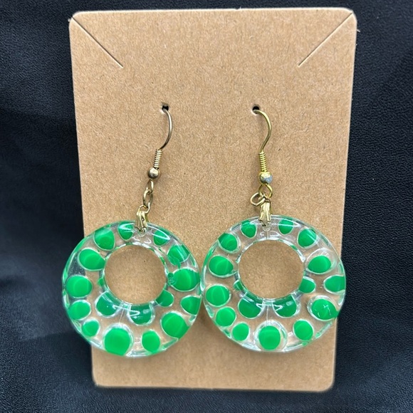 Vintage acrylic dangling green polka dot earrings - Picture 5 of 6